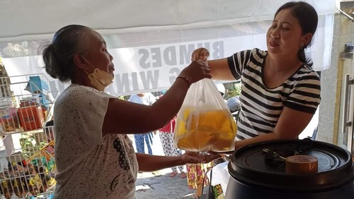 Aktivitas penjualan minyak goreng curah di BUMDes Abiantuwung Winangun, Desa Abiantuwung, Kecamatan Kediri.