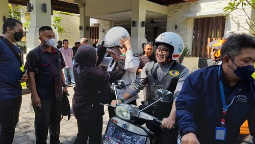 Anggota Kehormatan Scooter Owners Group (SOG) Bandung Raya sekaligus Muhaimin Iskandar alias Cak Imin memimpin touring bersama istri menggunakan Vespa antik dari Grand Whiz Hotel Nusa Dua menuju venue Vespa World Days 2022 Peninsula Island, Sabtu (11/6/2022).