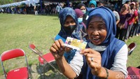 Warga mengantre pengambilan paket sembako gratis di lapangan Paseban, Bantul, Yogyakarta, Sabtu (11/6/2022). 