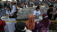 Selain pembagian paket sembako juga diselenggarakan pasar murah dari pelaku UMKM di Bantul.  
