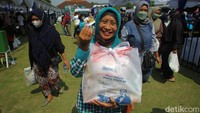 Warga mengaku senang dengan adanya sembako murah ini. 