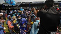 Paket sembako itu berisi 5 kg beras, 1 kg gula dan 1 liter minyak dalam rangka program sosial BUMN. 