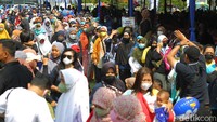 Warga menukarkan kupon untuk mendapatkan paket sembako dari Kementrian BUMN di lapangan Paseban, Bantul, Yogyakarta.  