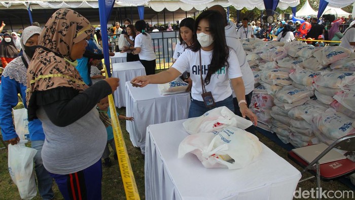 Antusias Warga Terima Paket Sembako Murah di Bantul Yogyakarta Warga mengantre pengambilan paket sembako gratis di lapangan Paseban, Bantul, Yogyakarta, Sabtu (11/6/2022).
