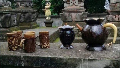 beberapa contoh kerajinan tangan milik Ketut Selamet yang terbuat dari batok kelapa