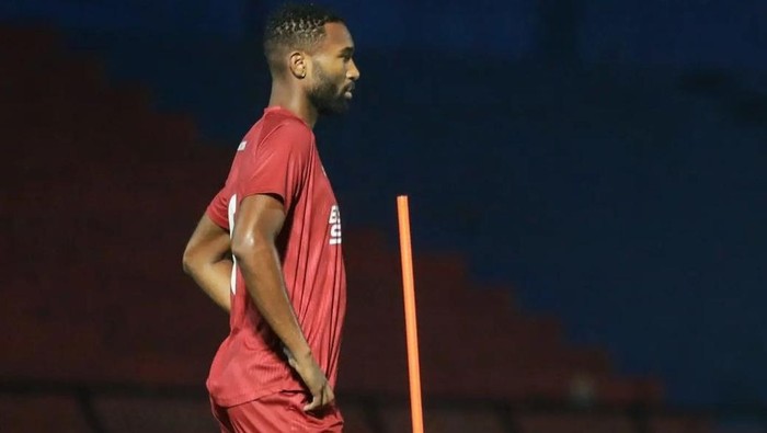Bek PSM Makassar, Yuran Lopes saat uji lapangan di Stadion Kanjuruhan Malang sebelum menghadapi Arema FC.