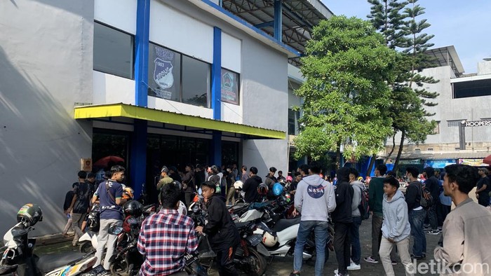 Bobotoh saat akan menyaksikan latihan Persib Bandung di Stadion Sidolig.