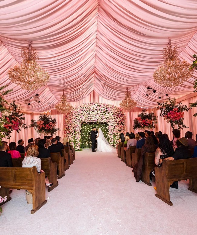 Begini suasana ketika Britney dan Sam mengucapkan janji untuk setia dalam susah maupun senang. Rumah mereka disulap menjadi ruang pesta bernuansa romantis. Foto: (Dok. Instagram @britneyspears)