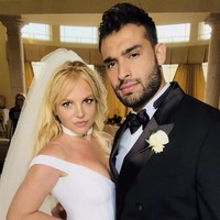 Perbedaan usia 12 tahun tak menghalangi cinta Britney Spears dan Sam Asghari yang menikah pada Juni 2022. Keduanya bertunangan pada 2021 dan Britney hamil hasil hubungannya dengan Sam pada April 2022. Sayangnya kehamilan itu berakhir dengan keguguran sebulan kemudian. Foto: (Dok. Instagram @britneyspears)