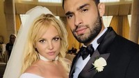 Dalam foto-foto tersebut, Britney Spears tampil cantik mengenakan gaun putih. Foto: (Dok. Instagram @britneyspears)