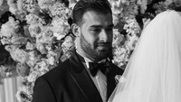 Sam Asghari juga tak kalah gagah mengenakan setelan jas hitam. Foto: (Dok. Instagram @britneyspears)
