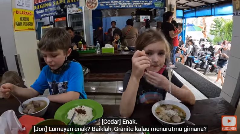 bule makan bakso dan hanya bayar Rp 169 ribu.