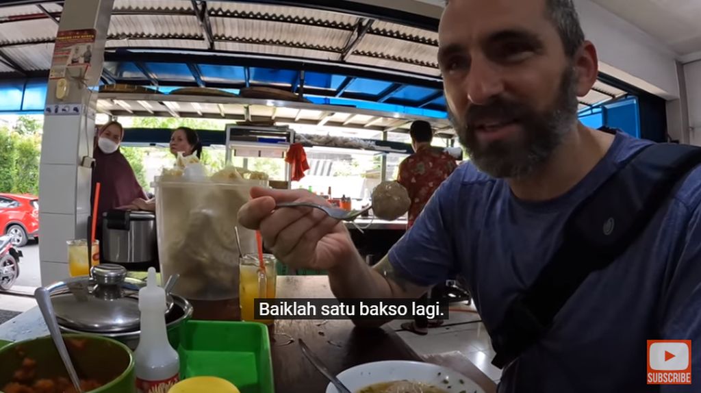 4 Orang Asing Ini Senang Cicipi Makanan Indonesia, Enak dan Harganya Murah
