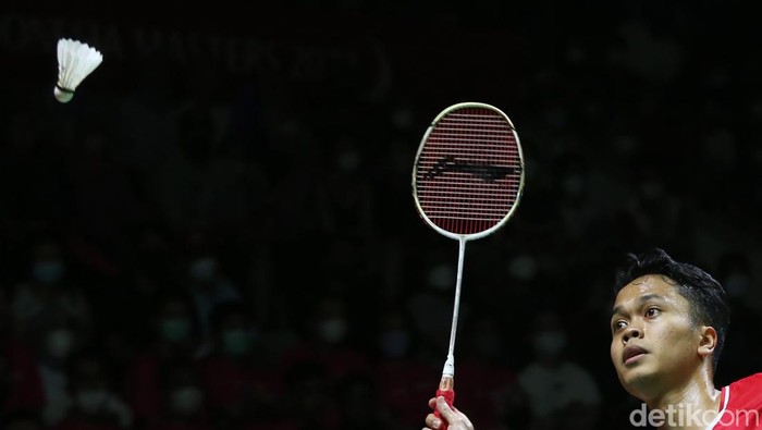 Pebulu tangkis tunggal putra Indonesia Anthony Ginting melakukan serangan kepada pebulu tangkis tunggal putra Denmark Viktor Axelsen pada babak semi final Daihatsu Indonesia Master 2022 di Istora Senayan, Jakarta Pusat, Sabtu (11/6/2022).
