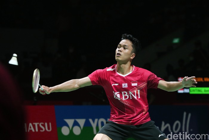 Pebulu tangkis tunggal putra Indonesia Anthony Ginting melakukan serangan kepada pebulu tangkis tunggal putra Denmark Viktor Axelsen pada babak semi final Daihatsu Indonesia Master 2022 di Istora Senayan, Jakarta Pusat, Sabtu (11/6/2022).