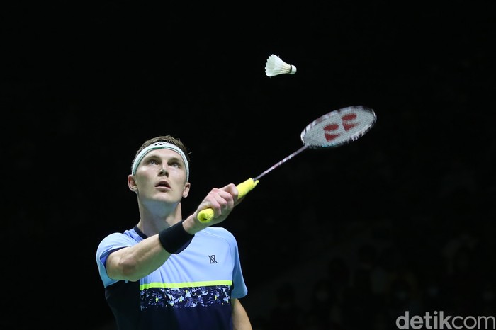 Pebulu tangkis tunggal putra Indonesia Anthony Ginting melakukan serangan kepada pebulu tangkis tunggal putra Denmark Viktor Axelsen pada babak semi final Daihatsu Indonesia Master 2022 di Istora Senayan, Jakarta Pusat, Sabtu (11/6/2022).