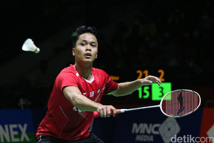 Pebulu tangkis tunggal putra Indonesia Anthony Ginting melakukan serangan kepada pebulu tangkis tunggal putra Denmark Viktor Axelsen pada babak semi final Daihatsu Indonesia Master 2022 di Istora Senayan, Jakarta Pusat, Sabtu (11/6/2022).