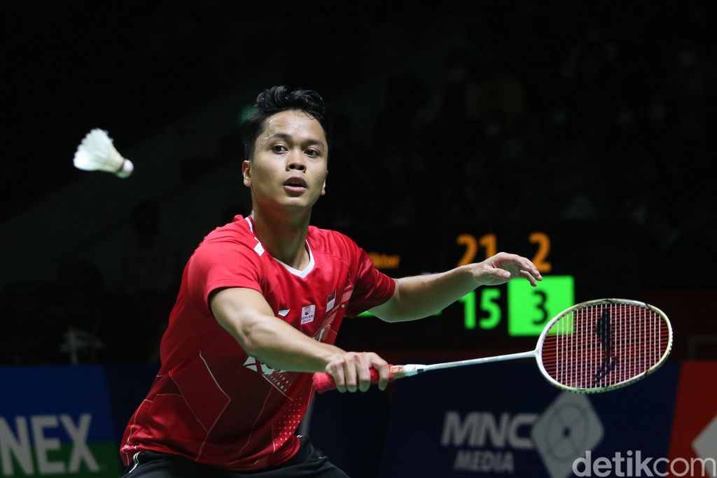 Pebulu tangkis tunggal putra Indonesia Anthony Ginting melakukan serangan kepada pebulu tangkis tunggal putra Denmark Viktor Axelsen pada babak semi final Daihatsu Indonesia Master 2022 di Istora Senayan, Jakarta Pusat, Sabtu (11/6/2022).