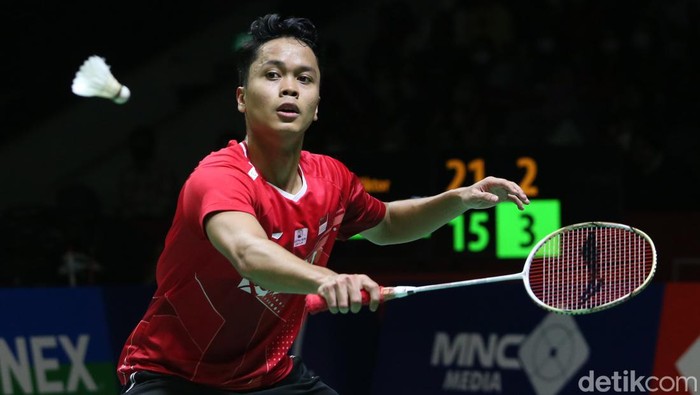 Pebulu tangkis tunggal putra Indonesia Anthony Ginting melakukan serangan kepada pebulu tangkis tunggal putra Denmark Viktor Axelsen pada babak semi final Daihatsu Indonesia Master 2022 di Istora Senayan, Jakarta Pusat, Sabtu (11/6/2022).