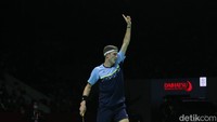 Chou Tien Chen sudah lolos lebih dulu selepas menang rubber game atas Loh Kean Yew (Singapura/8) di semifinal. Skornya 21-16, 8-21, 21-19.