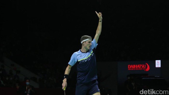 Pebulu tangkis tunggal putra Indonesia Anthony Ginting melakukan serangan kepada pebulu tangkis tunggal putra Denmark Viktor Axelsen pada babak semi final Daihatsu Indonesia Master 2022 di Istora Senayan, Jakarta Pusat, Sabtu (11/6/2022).