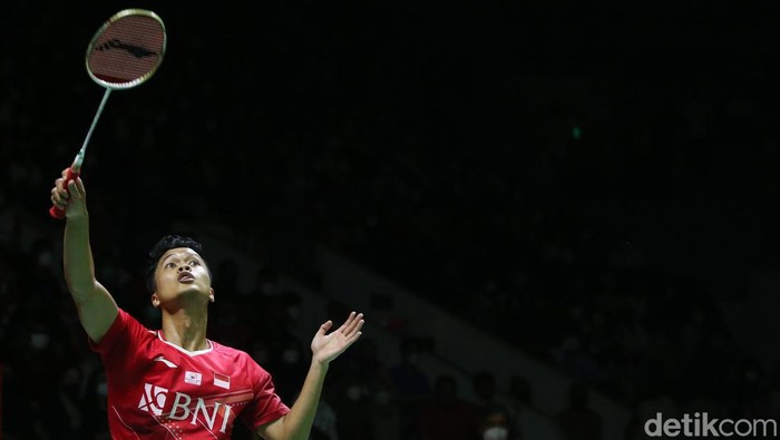 Dikalahkan Axelsen, Ginting Terhenti di Semifinal Indonesia Masters Pebulu tangkis tunggal putra Indonesia Anthony Ginting melakukan serangan kepada pebulu tangkis tunggal putra Denmark Viktor Axelsen pada babak semi final Daihatsu Indonesia Master 2022 di Istora Senayan, Jakarta Pusat, Sabtu (11/6/2022).