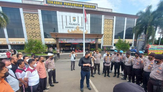 Dirkrimum Polda Metro Jaya Kombes Hengki Haryadi pimpin apel di Polresta Bandar Lampung sebelum menangkap 2 tokoh penting Khilafatul Muslimin. (Foto: dok. Istimewa)