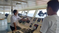 Begini salah satu aksinya saat berada di atas kapal motor Dorolonda yang kini bersandar di Pelabuhan Tanjung Priok.