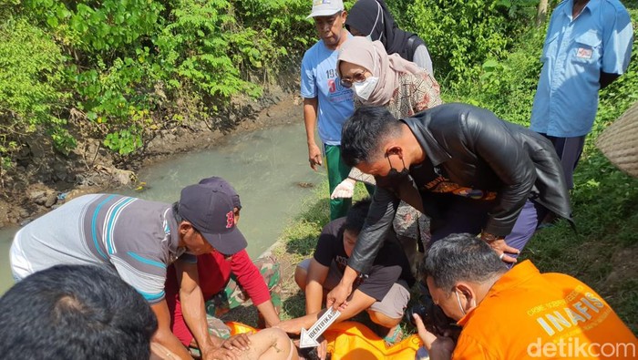 Emak-emak tenggelam di Jombang