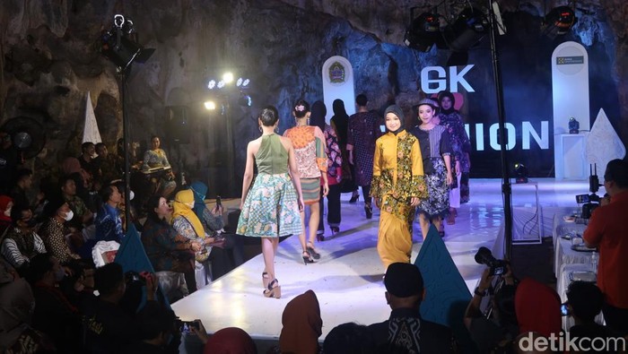 Fashion show di Gua Rancang Kencana, Kalurahan Bleberan, Kapanewon Playen, Kabupaten Gunungkidul, Sabtu (11/6/2022).