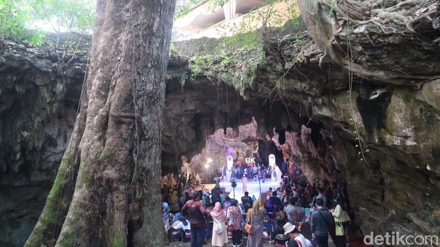 Fashion show di Gua Rancang Kencana, Kalurahan Bleberan, Kapanewon Playen, Kabupaten Gunungkidul, Sabtu (11/6/2022).