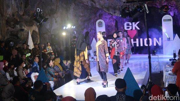 Fashion show di Gua Rancang Kencana, Kalurahan Bleberan, Kapanewon Playen, Kabupaten Gunungkidul, Sabtu (11/6/2022).