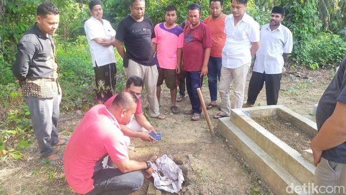 Foto Makam Bayi di Riau Dibongkar, Tali Pocong Jenazah Hilang Warga melihat makam yang terbongkar di TPU Pasar Tandun, Rokan Hulu, Jumat (10/6/2022) pukul 15.30 WIB.
