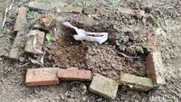 Masyarakat melihat ada bekas makam dibongkar dan kain kafan ditinggal di lokasi. Polisi kemudian langsung mendatangi lokasi untuk melakukan pengecekan.  