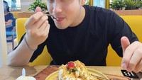 Victor juga hobi kulineran untuk mengisi waktu senggangnya. Pancake yang lembut dengan topping es krim yang lembut menjadi makanan favoritnya. Foto: Instagram/victoragustino_