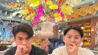 Tidak jarang Victor dan Alden menghabiskan waktu bersama untuk makan di restoran yang kece. Memesan makanan lezat tentunya wajib dilakukan untuk teman bersantai. Foto: Instagram/victoragustino_