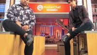 Victor menjadi salah satu kontestan yang cukup bersahabatan dengan kontestan MasterChef lainnya. Beberapa foto diabadikan selama dirinya bersaing di dapur MasterChef termasuk ketika duduk di atas bench miliknya. Foto: Instagram/victoragustino_