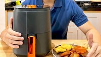 Tidak hanya di galeri MasterChef, Victor juga hobi memasak di rumah. Victor memilih untuk menggunakan air fryer untuk membuat makanan yang disajikannya lebih sehat. Foto: Instagram/victoragustino_