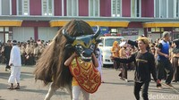 Foto: Warga tumpah ruah menyaksikan Galuh Ethnic Carnival yang sempat padam akibat pandemi COVID-19 (Dadang Hermansyah/detikJabar).