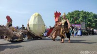 Foto: Bupati Ciamis Herdiat Sunarya berharap Galuh Ethnic Carnival bisa lebih dikembangkan sehingga bisa jadi daya tarik wisata (Dadang Hermansyah/detikJabar).