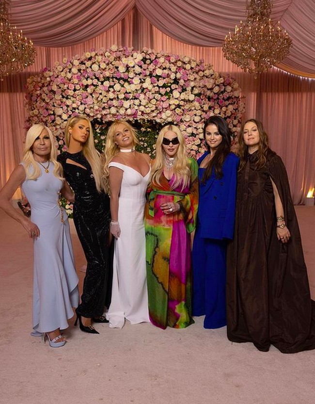 Dengan gaun tersebut, Paris Hilton juga sempat berfoto bersama sang desainer dan beberapa selebritis ternama yang diundang ke pernikahan Britney. Ada Madonna, Selena Gomez, dan Drew Barrymore. Ia memberi keterangan foto: #Icons Only 👑 Had the most incredible time celebrating the fairytale couple🥰👰🏼‍♀️🤵🏻💕 What a beautiful night!💫. Gaun pengantin Britney Spears juga dirancang oleh Donatella Versace. (Foto: Instagram/@parishilton)