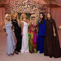 Dengan gaun tersebut, Paris Hilton juga sempat berfoto bersama sang desainer dan beberapa selebritis ternama yang diundang ke pernikahan Britney. Ada Madonna, Selena Gomez, dan Drew Barrymore. Ia memberi keterangan foto: #Icons Only 👑 Had the most incredible time celebrating the fairytale couple🥰👰🏼‍♀️🤵🏻💕 What a beautiful night!💫. Gaun pengantin Britney Spears juga dirancang oleh Donatella Versace. (Foto: Instagram/@parishilton)