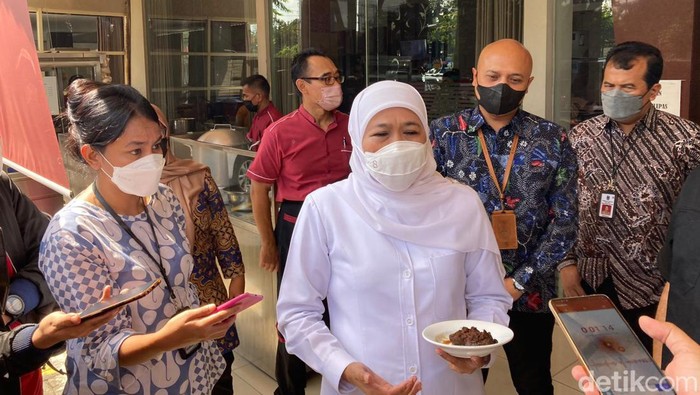 Gubernur Jatim Khofifah menunjukkan salah satu menu di rumah makan Padang di Surabaya