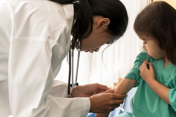 Ilustrasi anak ke dokter Ilustrasi anak ke dokter
