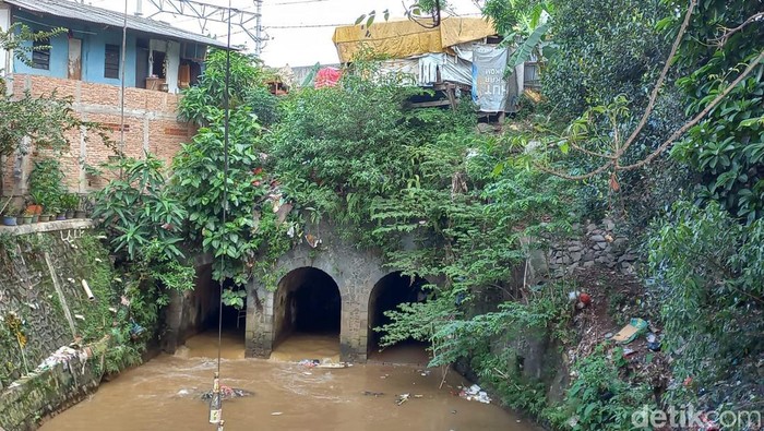 Jembatan Kereta Terowongan Tiga di Matraman, Jaktim, ditetapkan sebagai salah satu dari 14 cagar budaya Jakarta. Namun kondisinya tak terawat. (Anggi Muliawati/detikcom)