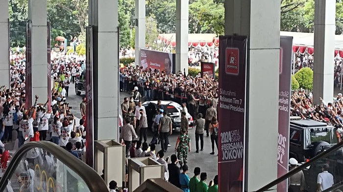 Presiden Joko Widodo (Jokowi) melakukan silaturahmi dengan relawannya di Ancol, Jakarta Utara, Sabtu (11/6/2022). Jokowi disambut riuh oleh relawan yang mayoritas memakai kaus warna putih.