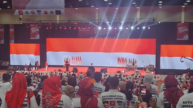 Presiden Joko Widodo (Jokowi) melakukan silaturahmi dengan relawannya di Ancol, Jakarta Utara, Sabtu (11/6/2022). Jokowi disambut riuh oleh relawan yang mayoritas memakai kaus warna putih.