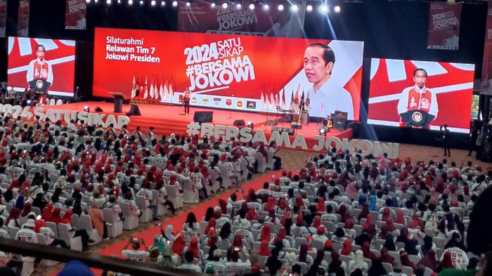 Presiden Joko Widodo (Jokowi) menyampaikan pesan terkait urusan politik 2024 kepada Relawan Tim 7 saat silahturami di Ancol, Jakarta Utara. Pesan Jokowi yakni tidak tergesa-gesa menentukan siapa didukung, dengar suara arus bawah, dan ojo dumeh.