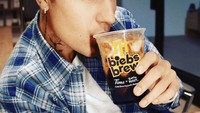  Sebelum menderita Ramsay Hunt Syndrome, Justin Bieber baru saja bekerja sama dengan Tim Hortons untuk membuat brand es kopi terbaru dengan nama ‘Biebs Brew’. Foto: Instagram @justinbieber
