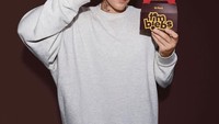 Tak hanya menjual es kopi dengan lambang kekinian saja. Tapi dirinya juga menjual menu camilan berupa donat mini dengan rasa cokelat dengan nama Timbiebs Dougnuts. Foto: Instagram @justinbieber